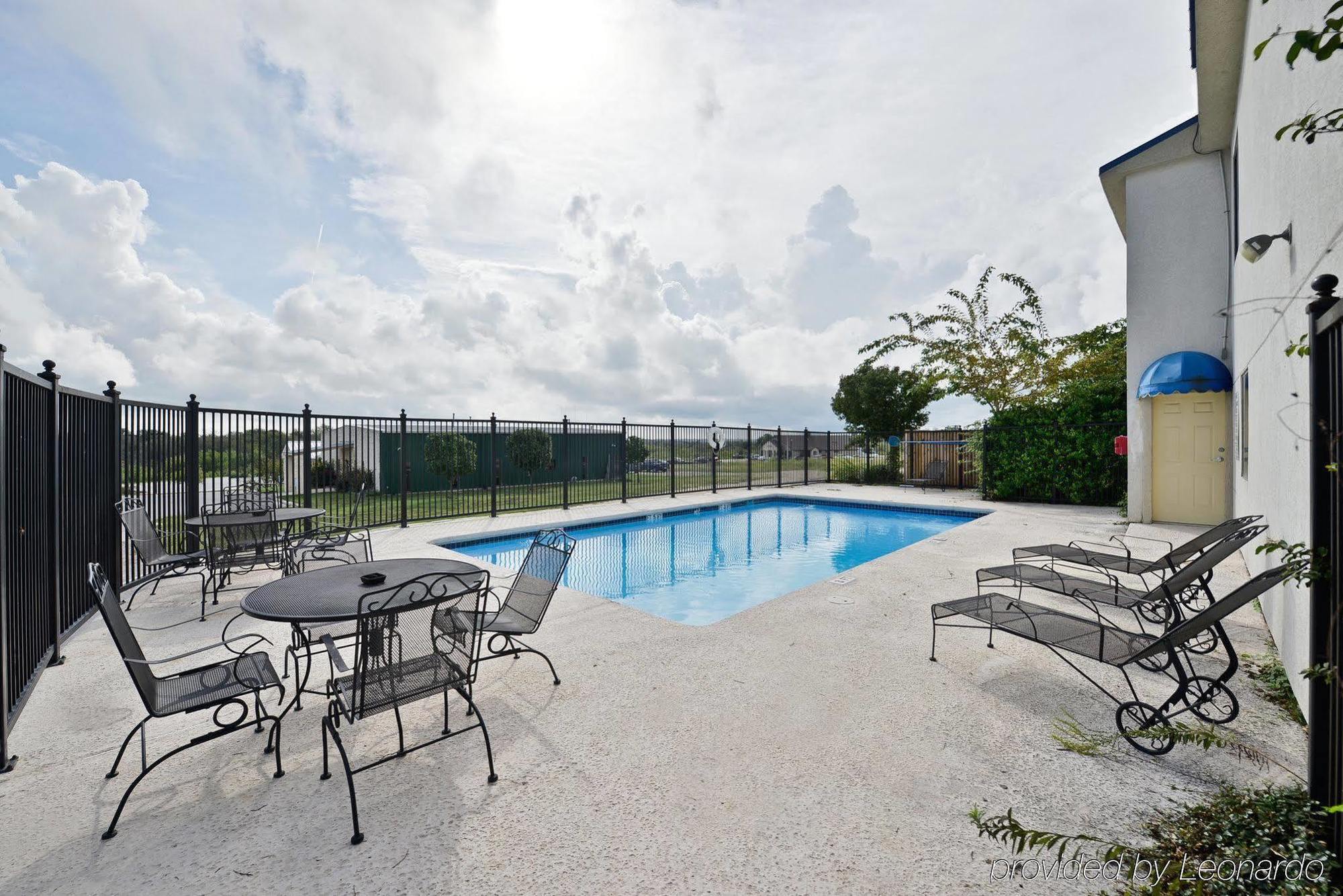 Red Roof Inn & Suites Austin East - Manor Instalações foto