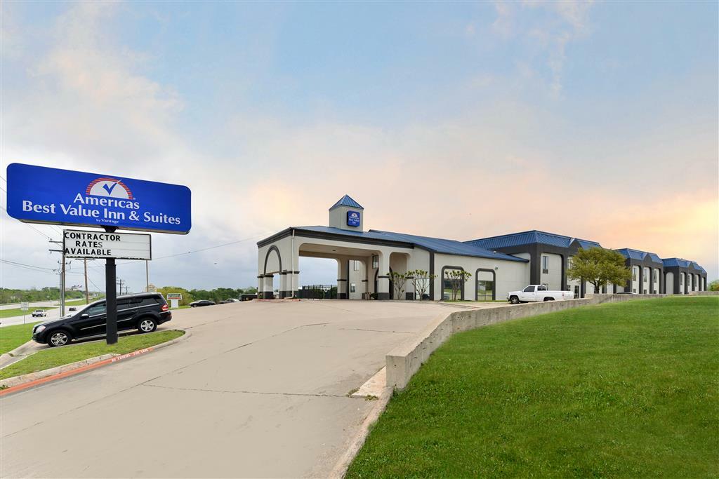 Red Roof Inn & Suites Austin East - Manor Exterior foto
